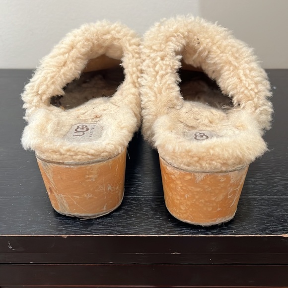 Ugg Leather Clogs with Genuine Sheepskin Lining - Picture 4 of 9